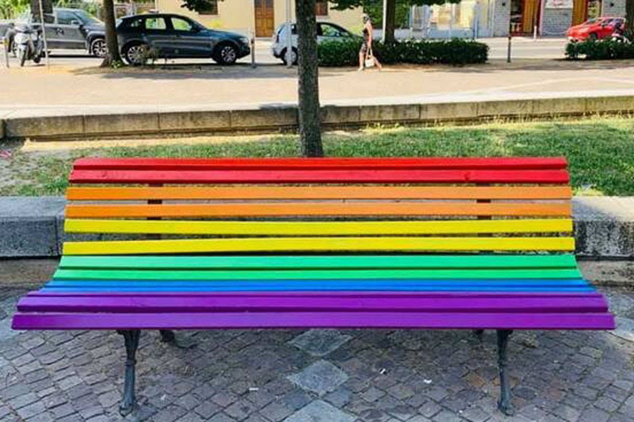 LATINA/FONDI – Rinviata a venerdì 29 luglio la festa di inaugurazione della Panchina Arcobaleno