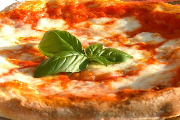 CIBO/ALIMENTAZIONE – L’Ue detta regole sulla pizza napoletana: ecco quali resteranno fuori dai menù