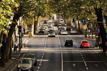 AMBIENTE – Stop alle auto a benzina e a diesel dal 2035, c’è l’ok definitivo del Parlamento europeo