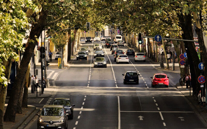 AMBIENTE – Stop alle auto a benzina e a diesel dal 2035, c’è l’ok definitivo del Parlamento europeo