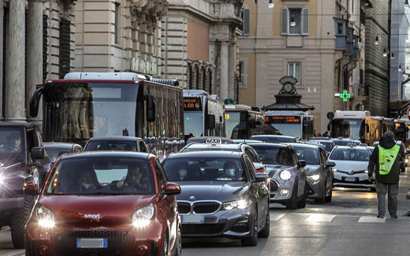 AMBIENTE – Rinviata a data da destinarsi la decisione Ue sullo stop ad auto diesel e benzina nel 2035