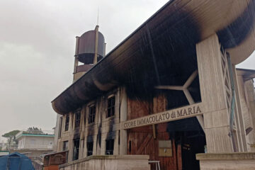 FORMIA (LT) – Devastante incendio nella chiesa Don Bosco. Indagini sulle cause