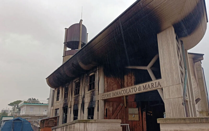 FORMIA (LT) – Devastante incendio nella chiesa Don Bosco. Indagini sulle cause