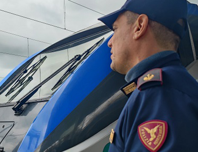 CRONACA – “La fuga finisce sul treno: arrestato un ricercato dalla Polizia di Stato durante un controllo su un treno regionale”
